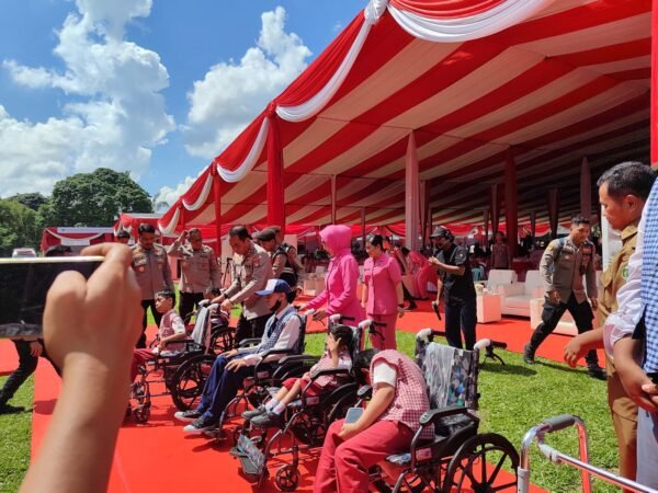 Siswa SLB Negeri Pembina Palembang mendapatkan Bantuan Kursi Roda pada HUT Bhayangkara ke-79 Polda Sumsel